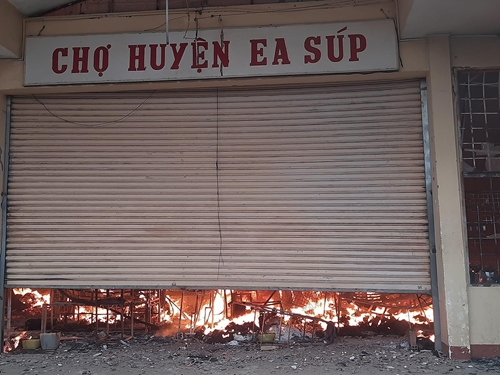 Khống chế đám cháy lớn ở Chợ Trung tâm huyện Ea Súp (Đắk Lắk)